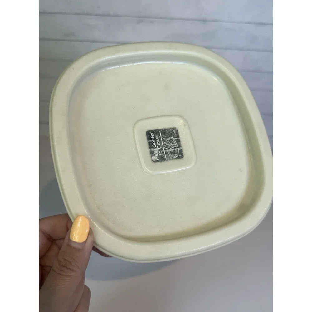 Vintage Rubbermaid Servin' Saver Dry Food Storage Container 3 Quart Almond